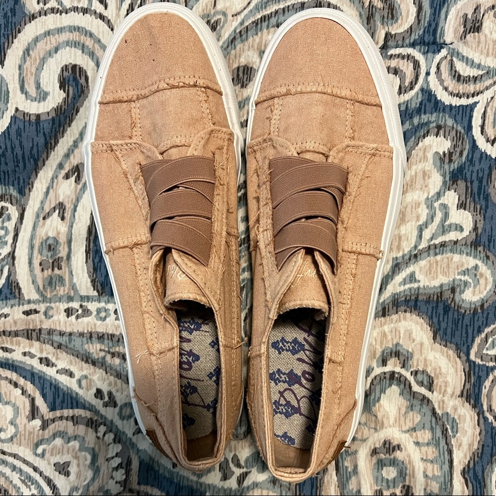 Blowfish salmon colored shoes
